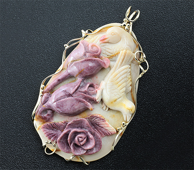 Золото Кулон с камеей «Идиллия» из цельного куска мукаита