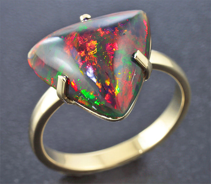 Золото Кольцо с кристаллическим черным опалом