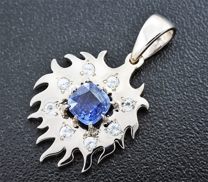 Золото Кулон с синим и бесцветными сапфирами