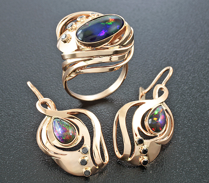 Золото Комплект с черными опалами и бриллиантами