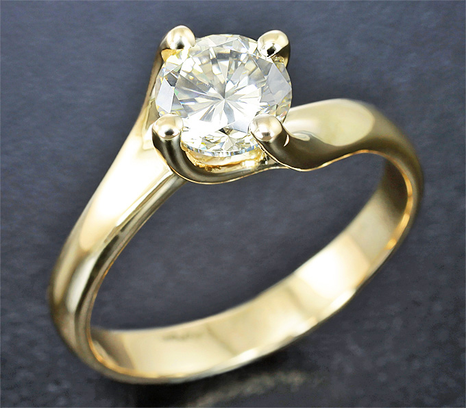 Золото Кольцо c муассанитом