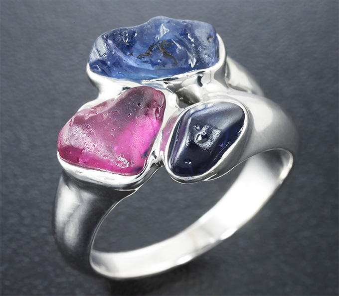 Серебро 925 Кольцо c 3 неограненными сапфирами