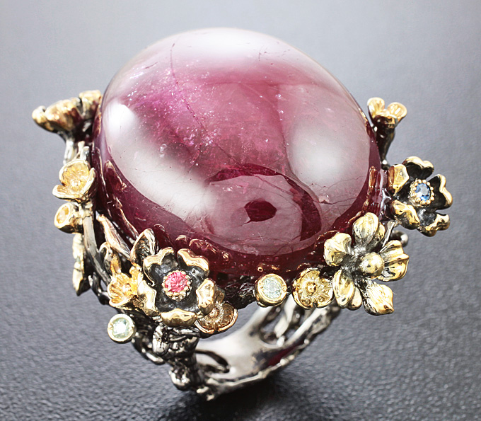 Серебро 925 Кольцо c крупным кабошоном рубина и разноцветными сапфирами