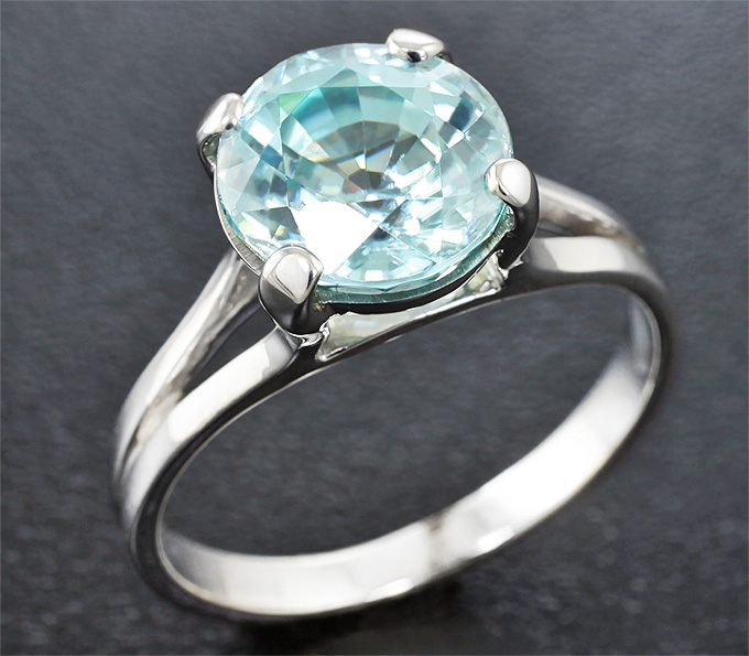 Серебро 925 Кольцо c голубым цирконом