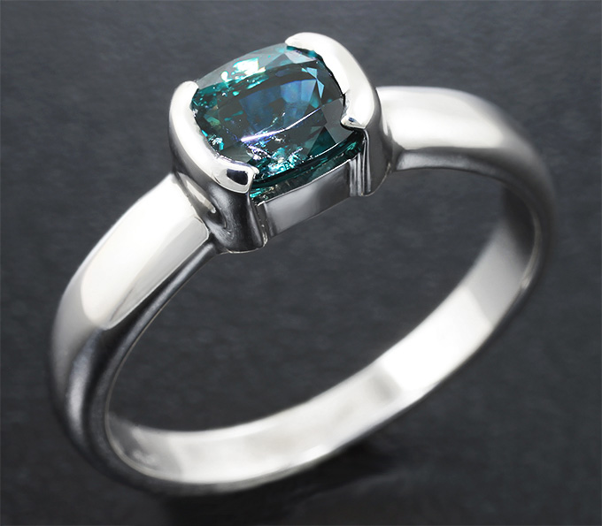 Серебро 925 Кольцо, инкрустированное гранатом с александритовым эффектом