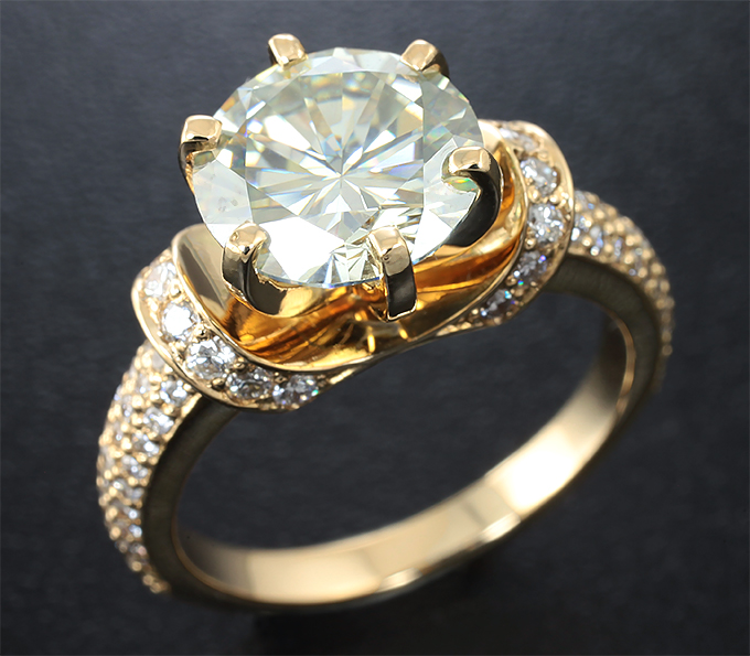 Золото Кольцо c муассанитом и бриллиантами