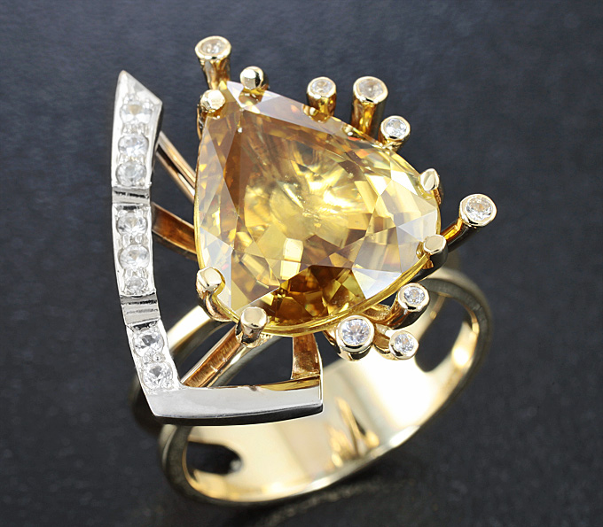 Золото Кольцо с цирконом и лейкосапфирами