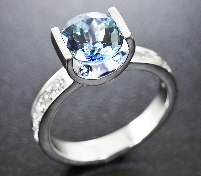 Золото Кольцо c танзанитом и бесцветными цирконами