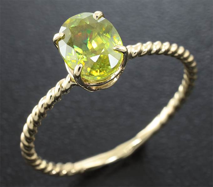 Золото Кольцо с желто-зеленым сфеном
