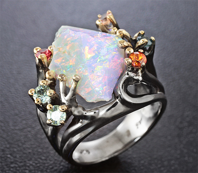 Серебро 925 Кольцо c австралийским опалом и разноцветными сапфирами