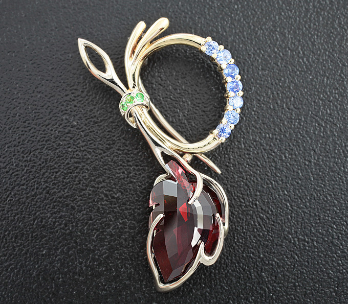 Золото Брошь/кулон с крупной резной красной шпинелью, сапфирами и цаворитами гранатами