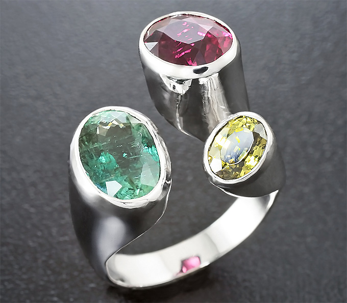 Золото Кольцо с полихромным индиголит турмалином, демантоидом и рубеллитом