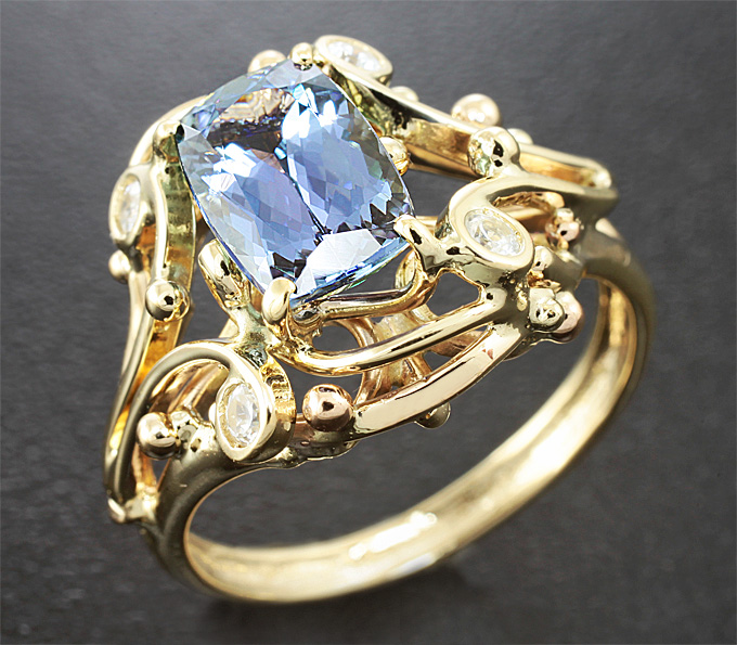 Золото Кольцо c танзанитом и бесцветными сапфирами