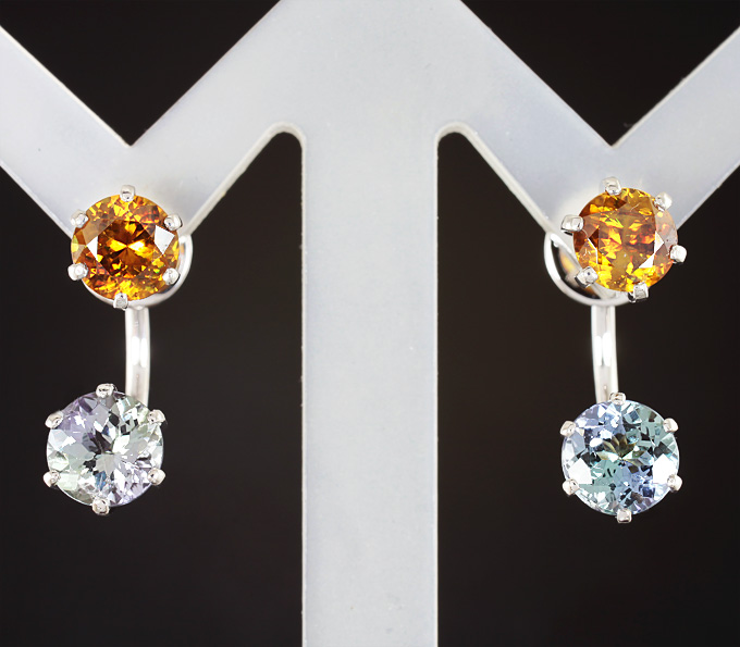 Золото Серьги с полихромными танзанитами и золотистыми сфенами