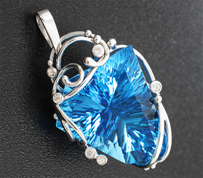 Золото Кулон с роскошным топазом авторской огранки и бесцветными цирконами