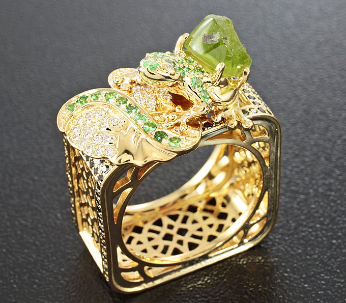 Золото Кольцо с перидотом, цаворитами гранатами, черными и бесцветными бриллиантами