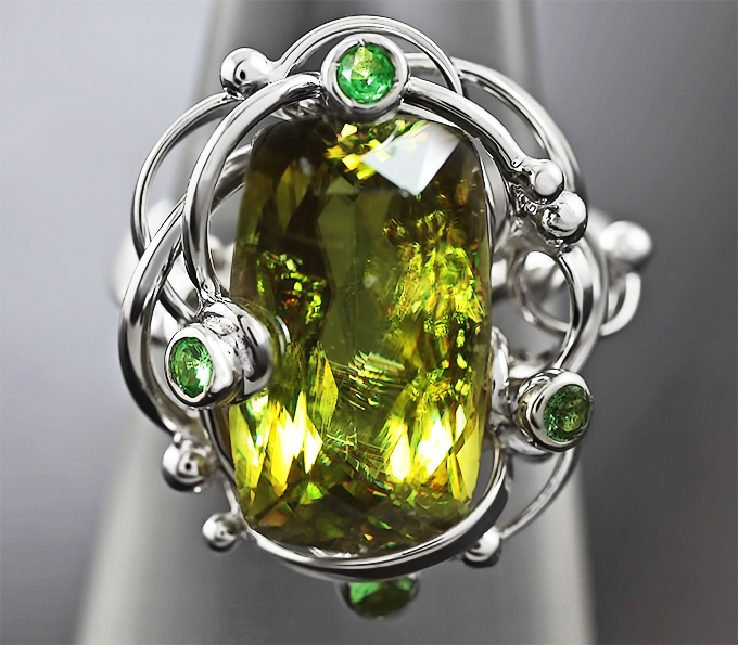 Золото Кольцо со сфеном и цаворитами гранатами