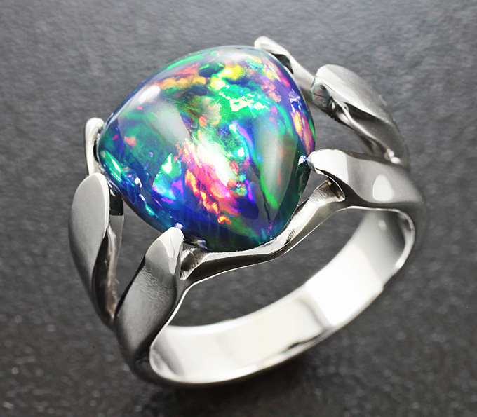 Золото Кольцо с кристаллическим черным опалом