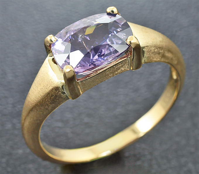 Золото Кольцо, инкрустированное сапфиром со сменой цвета