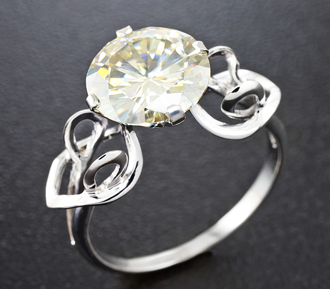 Золото Кольцо с муассанитом