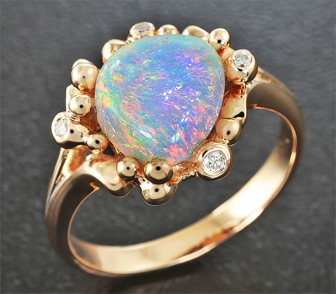 Золото Кольцо с австралийским кристаллическим опалом и бриллиантами
