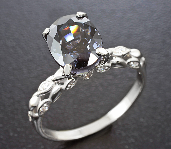 Золото Кольцо с голубовато-пурпурной шпинелью и бесцветными цирконами