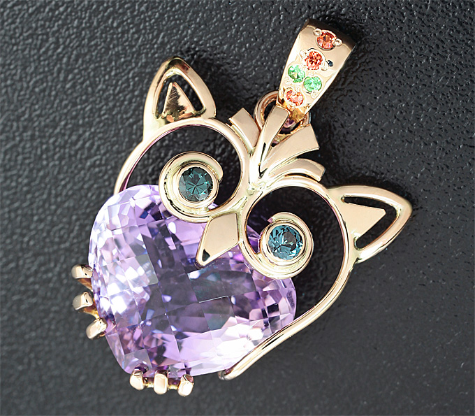 Золото Кулон с аметистом, сапфирами, цаворитами гранатами и гранатами с алесандритовым эффектом