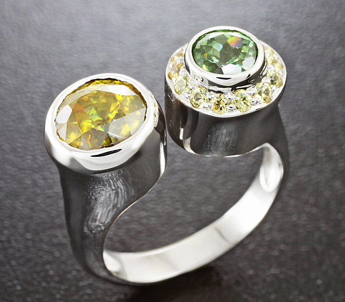 Золото Кольцо со сфеном, демантоидом и желтыми сапфирами