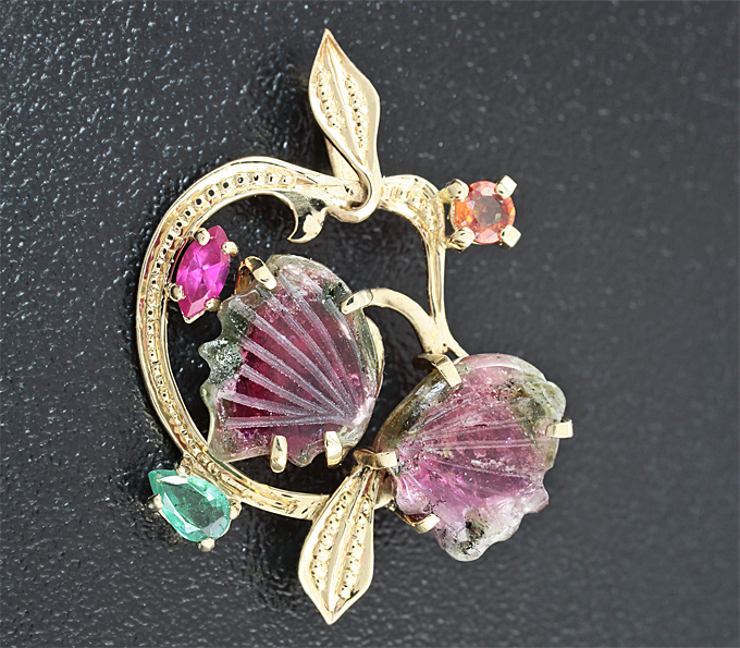 Золото Кулон с резными арбузными и разноцветными ограненными турмалинами