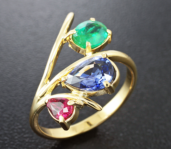 Золото Кольцо с рубином, изумрудом и сапфиром