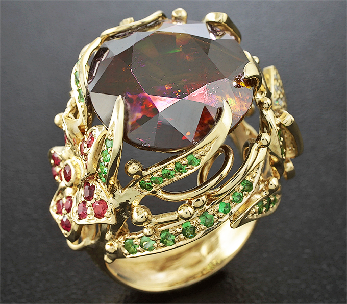 Золото Кольцо c коньячным сфеном, красно-оранжевыми сапфирами, цаворитами гранатами и бриллиантами