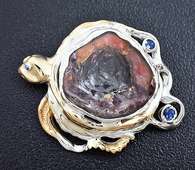 Серебро 925 Кулон «Черепаха» с крупным слайсом арбузного турмалина и синими сапфирами