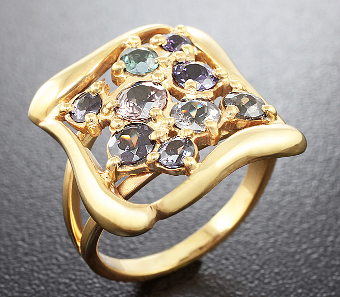 Серебро 925 Кольцо, инкрустированное 9 гранатами со сменой цвета