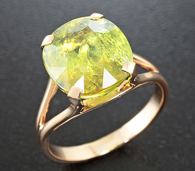 Золото Кольцо c крупным желто-зеленым сфеном