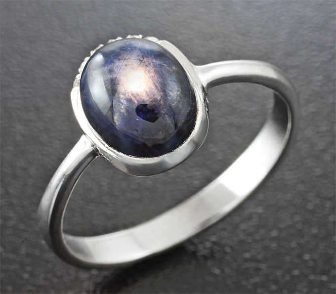 Золото Кольцо cо звездчатым сапфиром и лейкосапфирами