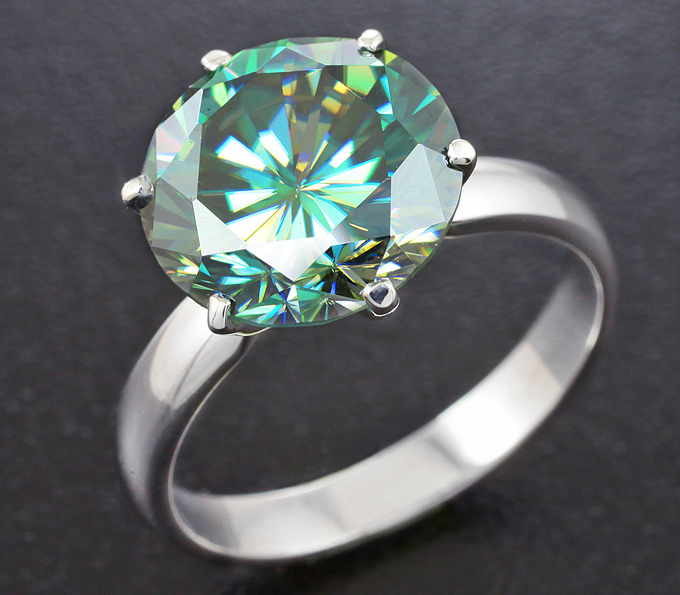 Золото Кольцо с крупным муассанитом