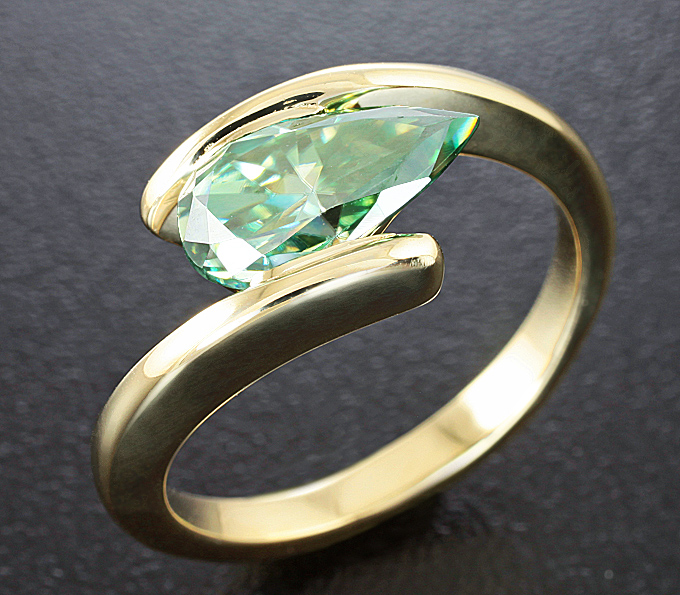 Золото Кольцо с муассанитом