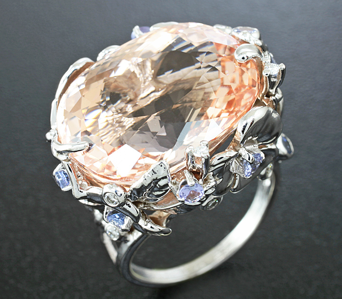 Золото Кольцо с морганитом, танзанитами и бриллиантами