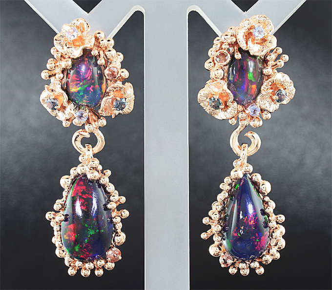 Золото Серьги с кристаллическими черными опалами, танзанитами, андалузитами и гранатами со сменой цвета