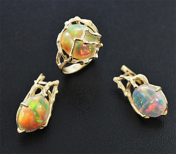 Золото Комплект с кристаллическими эфиопскими опалами