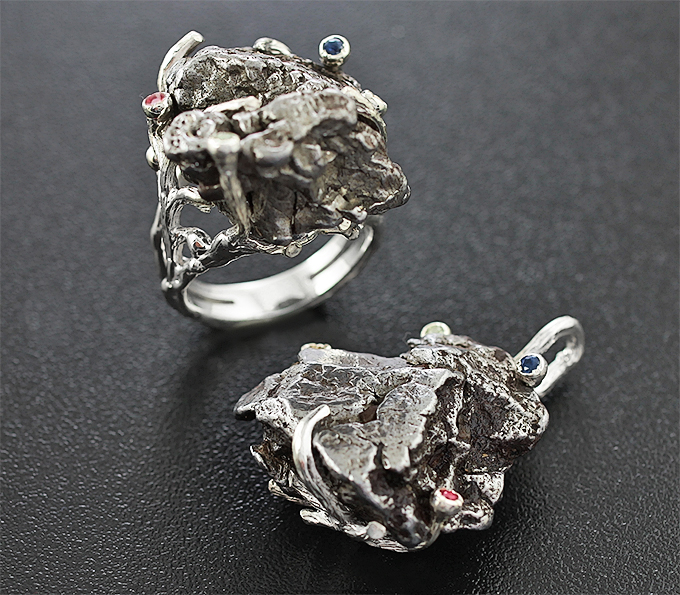Серебро 925 Комплект с осколками метеорита Кампо-дель-Сьело и разноцветными сапфирами