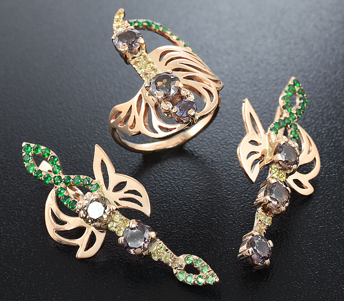 Золото Комплект, инкрустированный гранатами со сменой цвета, цаворитами и желтыми сапфирами