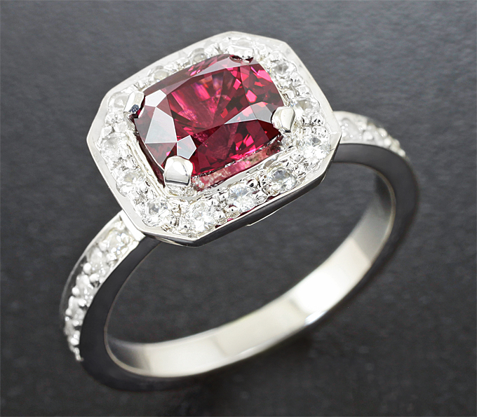 Серебро 925 Кольцо c рубиновой шпинелью и бесцветными цирконами