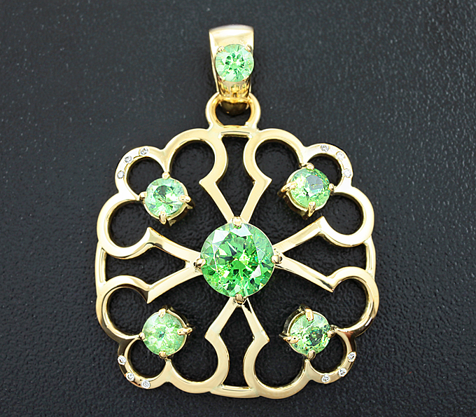 Золото Кулон с демантоидами и бриллиантами