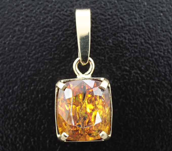 Золото Кулон с бастнезитом