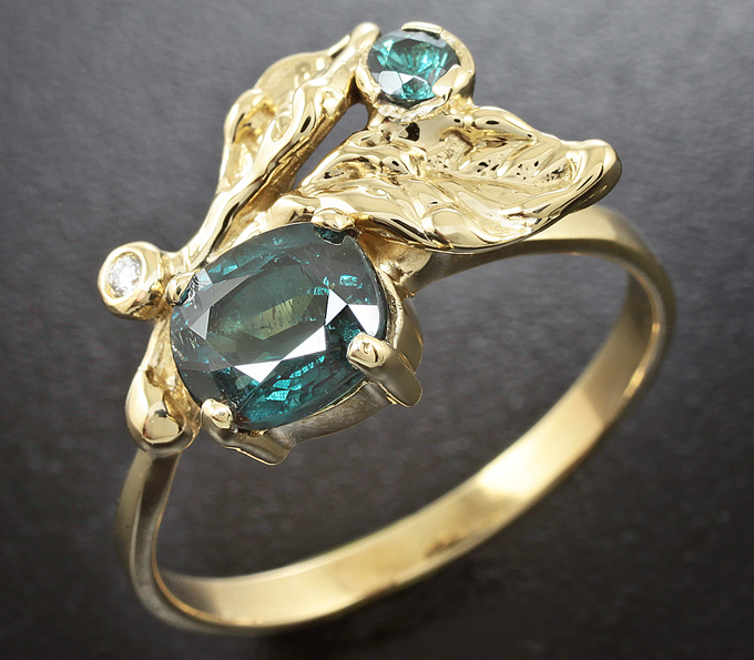 Золото Кольцо, инкрустированное гранатами с александритовым эффектом и бриллиантом