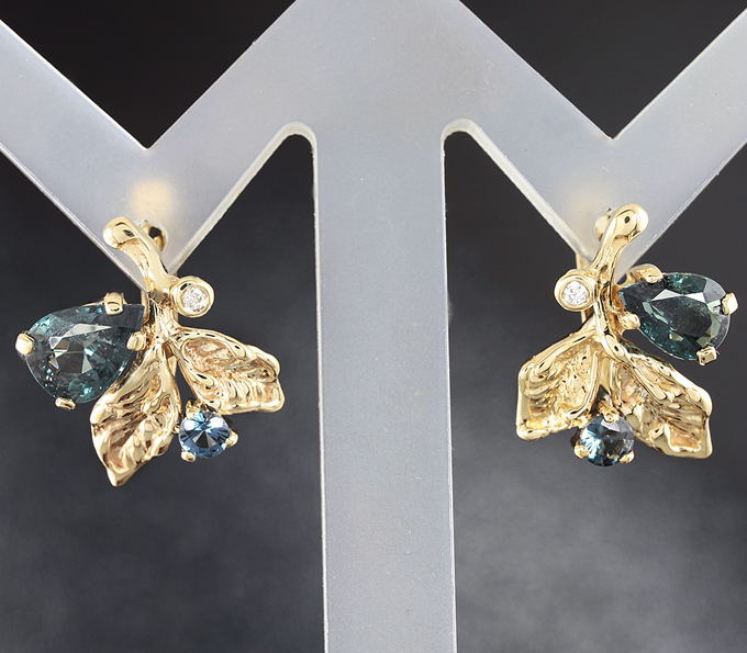 Золото Серьги, инкрустированные гранатами с александритовым эффектом и бриллиантами