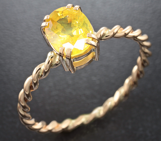 Золото Кольцо c желтым сапфиром