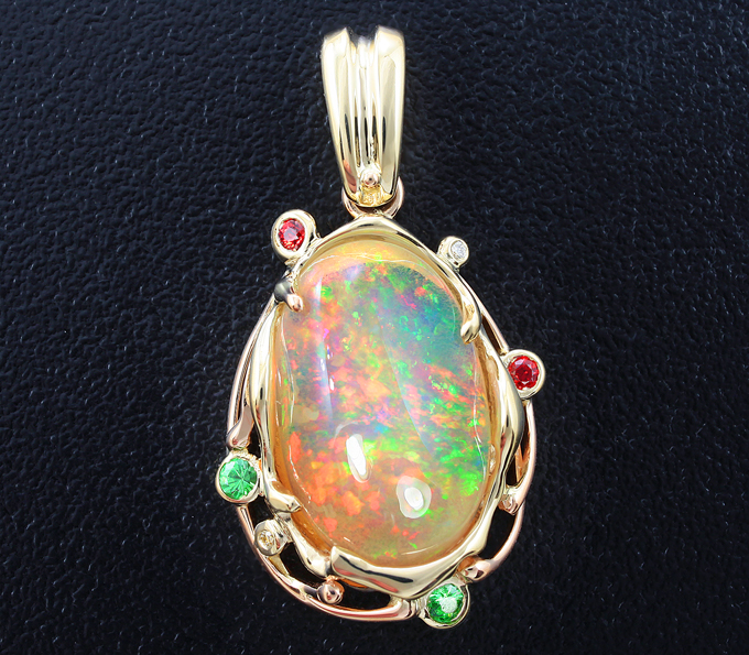 Золото Кулон с кристаллическим эфиопским опалом, цаворитами гранатами, сапфирами и бриллиантами