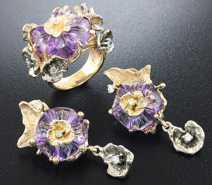 Золото Комплект с резными аметистами и бесцветными цирконами